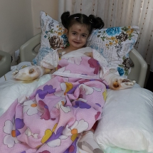 Rojda-Gezer-5-yaşında-bir-kelebek-Diyarbakırda-yaşıyor-kapalı-olan-el-paramakları-yapılan-ameliyatla-açıldı.